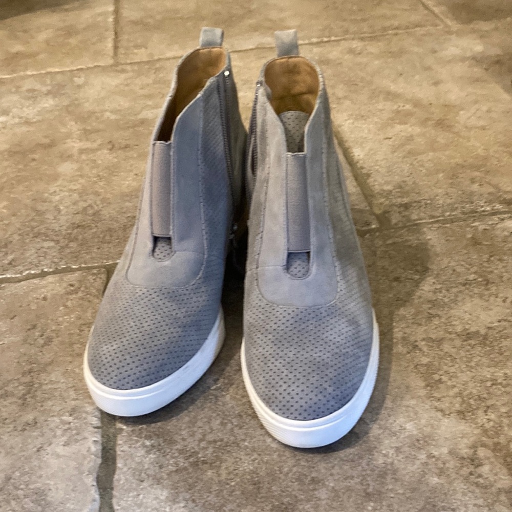 Very gently used Linfa Paolo wedge sneakers. In excellent used condition!